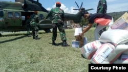 Distribusi bantuan logistik bagi warga terdampak bencana gempa menggunakan Helikopter TNI AU di lapangan desa Bolapapu, Kecamatan Kulawi, Sulawesi Tengah (Foto courtesy: Posko Gabungan Karanjalemba)