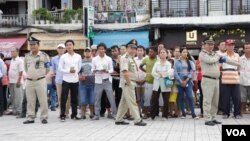 ប្រជា​ពលរដ្ឋ​ម្ចាស់ឆ្នោត​ និងអាជ្ញាធរ​រង់ចាំ​នៅ​ក្រៅ​ការិយាល័យ​បោះឆ្នោត ខណៈពេល​មន្ត្រីគ.ជ.ប និងអ្នកសង្កេតការ​កំពុងរាប់សន្លឹក​ឆ្នោតនៃ​ការ​បោះឆ្នោត​ក្រុមប្រឹក្សា​ឃុំ-សង្កាត់អណត្តិទី៤​ នៅរាជធានី​ភ្នំពេញ​, នៅ​ថ្ងៃ​ទី០៤​ ខែមិថុនា​ ឆ្នាំ២០១៧។​ (អូន​ ឆេង​ប៉រ/VOA)