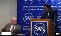 Jons Xopkins Universiteti professori Fred Starr (chapdan) va Farxod Salim, Tojikistonning AQShdagi elchisi muovini