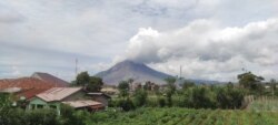 Gunung Sinabung di Kabupaten Karo, Sumatera Utara, yang erupsi pada pukul 05.25 WIB, Rabu, 20 Januari 2021. (Foto: Pos Pemantau Gunung Api Sinabung)