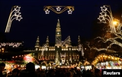 Bazar menyambut Natal di depan balai kota di Wina, Austria, 19 Desember 2018. (Foto: REUTERS/Leonhard Foeger)