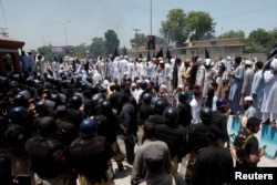 Police officers stand guard at the assembly building during a demonstration against the constitutional amendment bill for the merger of Federally Administered Tribal Areas (FATA) with Khyber Pakhtunkhwa (KPK) province, in Peshawar, Pakistan, May 27, 2018.
