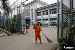 Seorang pekerja menyapu gerbang di penjara Cipinang, 17 Januari 2016