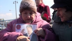 Hundreds Honor Nemtsov in Moscow