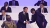 Le président du Rwanda Paul Kagame et son homologue français Emmanuel Macron lors d'un sommet en Arménie, 11 octobre 2018.