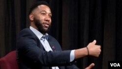 Buku baru Ndaba Mandela, “Going to the Mountain,” memaparkan berbagai pelajaran hidup dari kakeknya, mendiang pejuang anti-Apartheid Nelson Mandela. Ndaba diwawancarai di kantor pusat VOA, di Washington. (D. Munoz/VOA)