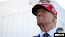 资料照片：美国当选总统唐纳德·特朗普在德克萨斯州布朗斯维尔出席观看SpaceX星际飞船火箭第六次试飞发射。(2024年11月19日)