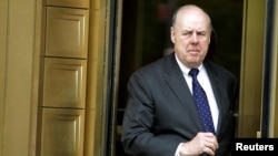 Pengacara John Dowd keluar dari Gedung Pengadilan Federal Manhattan di New York, 11 Mei 2011