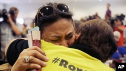 Pendukung kandidat capres Filipina, Mar Roxas bersedih saat menghadiri konferensi pers yang menyatakan kekalahan calon mereka di daerah suburban Quezon city, utara Manila, Filipina (10/5). 