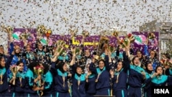 تیم فوتبال شهرداری سیرجان در مراسم جشن قهرمانی لیگ برتر بانوان ایران (اسفند ۱۳۹۹ - عکس از ایسنا)