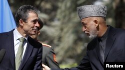 Sekjen NATO Anders Fogh Rasmussen (kiri) bersama Presiden Afghanistan Hamid Karzai dalam konferensi pers bersama di Kabul (18/10).