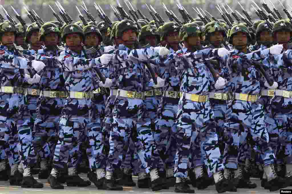 Pasukan kehormatan Burma berbaris dalam parade untuk menandai HUT ke-68 Hari Angkatan Bersenjata Burma di Naypyitaw.