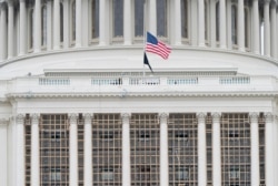 La bandera de Estados Unidos vuela a media asta en honor del oficial de policía del Capitolio, Brian Sicknick, el viernes 8 de enero de 2021, en Washington. Sicknick murió a causa de heridas causadas por manifestantes el miércoles 6 de enero de 2021.