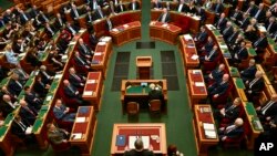 PM Hungaria Viktor Orban berbicara di depan parlemen ketika membahas persetujuan terhadap Swedia untuk bergabung dengan NATO, di Budapest 26/2 lalu. 