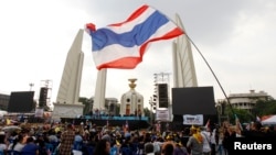 Para demonstran melakukan protes atas rancangan undang-undang amnesti yang kontroversial di Bangkok, Selasa (12/11). 