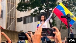 ماریا کورینا ماچادو رهر مخالفان ونزوئلا در مراسمی در کاراکاس (آرشیو)