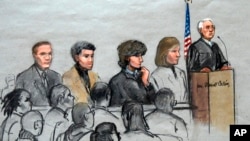 Dzhokhar Tsarnaev, tengah, digambarkan dengan para pengacaranya dan Hakim Distrik AS George O'Toole Jr., kanan, di ruang persidangan pengadilan federal di Boston, Massachusetts, 6 Januari 2015. 