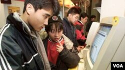 Pengguna internet di Tiongkok (foto: dok).