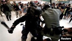 Manifestantes radicales rompieron las ventanas de la oficina regional de la agencia oficial de noticias china Xinhua el sábado 2 de octubre de 2019, y el domingo un ataque con cuchillo dejó cinco heridos, entre ellos una funcionario local prodemocracia.