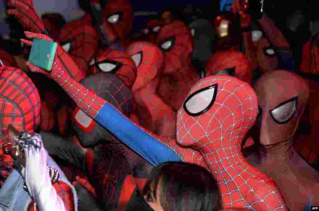 Para penggemar 'Spider-Man' mengenakan kostum Spiderman berkumpul dalam promosi film terbaru "Spider-Man: Homecoming" di Museum Singapura.