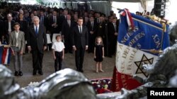 Israeli Prime Minister Benjamin Netanyahu and French President Emmanuel Macron, pay their respects after laying a wreath at the Vel d'Hiv memorial, during a ceremony commemorating the 75th anniversary of the Vel d'Hiv roundup, in Paris, July 16, 2017. 