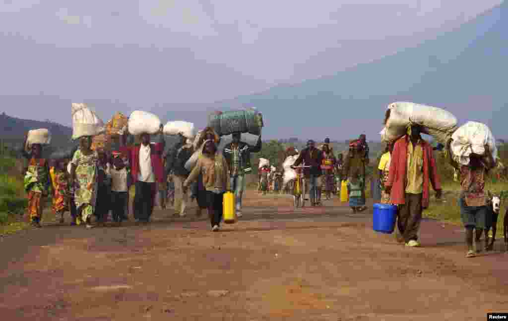 Congolese families displaced by fighting between the army and the M23 rebels move to safer areas in Kibumba, north of Goma, Oct. 27, 2013. 