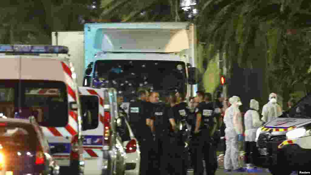 Jami'an tsaro da ma'aikatan kai daukin gaggawa a wurin da aka kai hari a kasar Faransa, Yuli 14, 2016