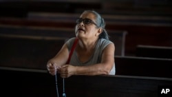 ARCHIVO - Una mujer reza en una iglesia en Nicaragua cuando la Iglesia católica del país centroamericano se ha convertido también en foco de represión por parte del gobierno sandinista con el encarcelamiento de miembros del clero y expropiación de bienes de la institución.
