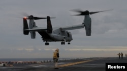 Pesawat Marinir AS MV-22 Osprey mendarat di dek kapal penyerang amfibi di lepas pantai Sydney, Australia. (Foto:dok) 