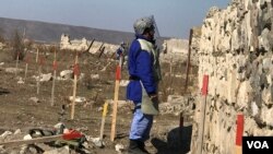 Cocuq Mərcanlı kəndi, mina təmizləyən (Arxiv foto, mənbə VOA)