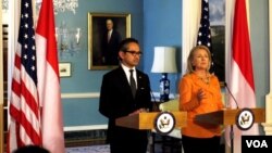 Menteri Luar Negeri AS Hillary Clinton dalam jumpa pers dengan Menteri Luar Negeri Marty Natalegawa di Washington, DC. (VOA)