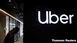 Logo de Uber en una de sus oficinas en Bogotá, Colombia. La empresa ha anunciado el cierre de 45 de sus oficinas y el despido de 3.000 mil empleados más.