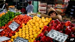 Un vendedor espera a los clientes en el mercado central de frutas y verduras en Buenos Aires, Argentina, el viernes 10 de mayo de 2024.