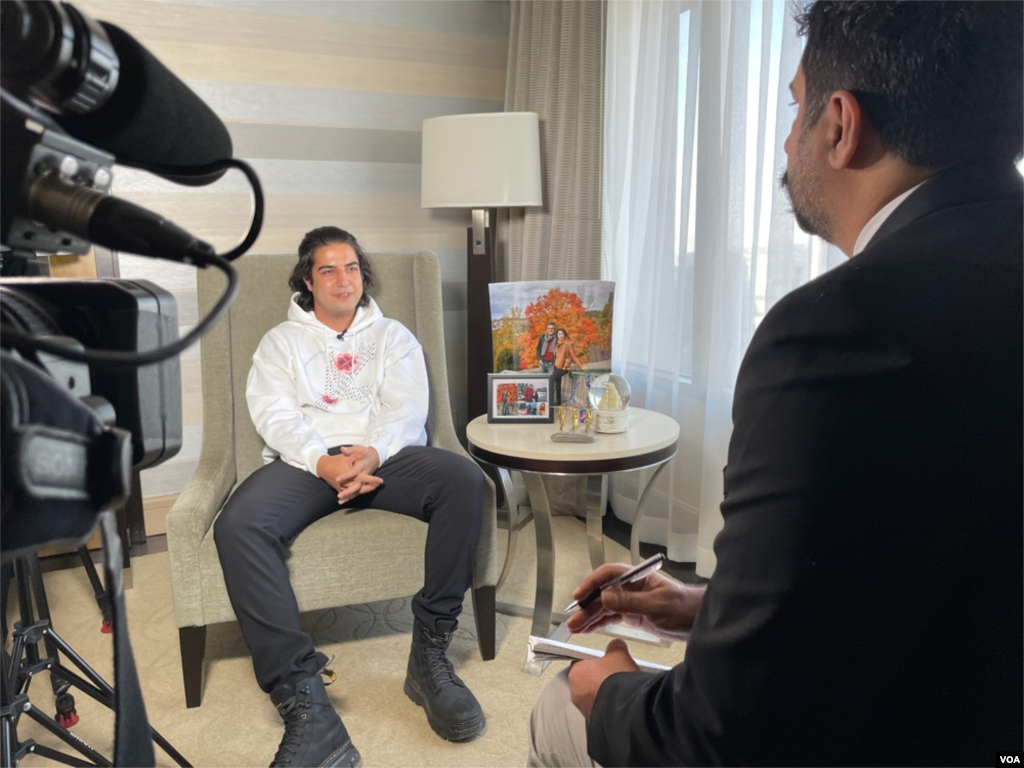 ​پشت صحنه فیلمبرداری مصاحبه بخش فارسی صدای آمریکا ​با آرش مرتب. آروین مرتب و آیدا فرزانه، برادر و زن برادر آرش مرتب، از جان باختگان پرواز پی اس ۷۵۲ بودند.