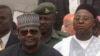 L'ancien président nigérian, le général Sani Abacha, à gauche, assiste à un événement à Abuja, au Nigéria, le 21 mars 1998.