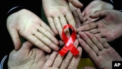 Para tim ilmuwan sedang membuat antibodi-antibodi untuk melawan HIV. (Photo: AP)