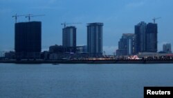 ទិដ្ឋភាពនៃអគារខ្ពស់ៗនៅតំបន់កោះពេជ្រ ដែលកំពុងត្រូវបានសាងសង់ នៅជាប់ដងទន្លេបាសាក់ រាជធានីភ្នំពេញ ថ្ងៃទី២២ ខែឧសភា ឆ្នាំ២០១៨។