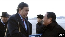 Thống đốc bang New Mexico Bill Richardson, trái, được giới chức Bộ Ngoại giao Bắc Triều Tiên Li Gun chào đón khi đến phi trường Bình Nhưỡng, Bắc Triều Tiên, 16/12/2010