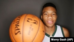 Giannis Antetokounmpo, Wisconsin, le 28 septembre 2015