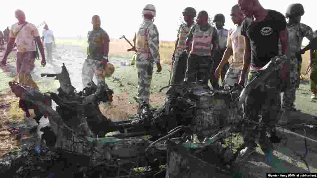 Wata motar yaki ta 'yan Boko Haram da aka ragargaza bayan da suka yi yunkurin kai hari kan garuruwan Dikwa da Mafa ranar asabar May 23, 2015