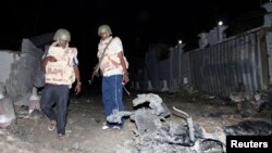 Cảnh sát xem xét hiện trường 1 vụ nổ bên ngoài khách sạn Jazira ở Mogadishu, 1/1/2014