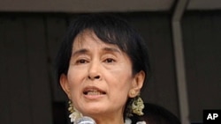 Burma democracy icon Aung San Suu Kyi gives a speech to her supporters during a visit to Bago, some 80 kms (50 miles) north of Yangon, August 14, 2011 (file photo)
