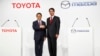 Presiden Toyota, Akio Toyoda (kiri) dan Presiden Mazda Masamichi Kogai dalam konferensi pers di Tokyo (foto: dok). 