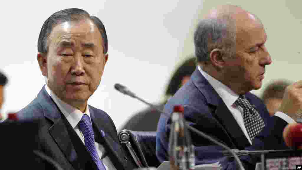 Le Secrétaire général de l'ONU Ban Ki-moon, à gauche, et le ministre français des Affaires étrangères Laurent Fabius assistent à une conférence à la COP21, 7 décembre 2015, au Bourget.