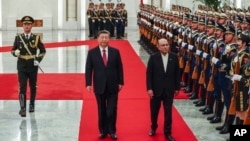 د چین صدر شي اود پاکستان صدر زرداري د هرکلي دپاره د پوځي پرېډ کتنه کوي