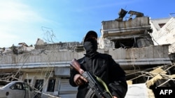 حضور مامور امنیتی سوریه در نقطه مورد حمله اسرائیل در دمشق