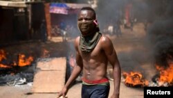 Un manifestant, lors de la protestation qui allait conduire à la chute du président Blaise Compaoré, Ouagadougou, 28 octobre 2014.