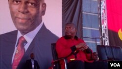 Le président angolais João Lourenço et le portrait de son prédécesseur en arrière-plan