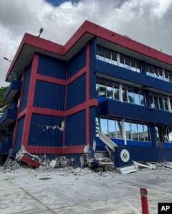 Se observa un edificio dañado en Port Vila, Vanuatu, luego de un poderoso terremoto el martes 17 de diciembre de 2024.