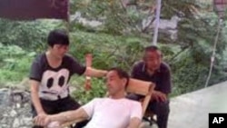 2010年7月蒋苗土一边输液一边堵路维权